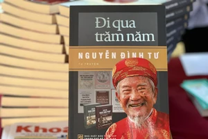  Tự truyện "Đi qua trăm năm" của Nhà nghiên cứu Nguyễn Đình Tư. Ảnh: Cẩm Anh