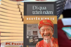  Tự truyện "Đi qua trăm năm" của Nhà nghiên cứu Nguyễn Đình Tư. Ảnh: Cẩm Anh