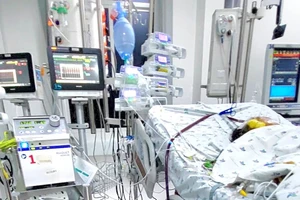 Bệnh nhi được can thiệp ECMO và thở máy tại bệnh viện. (Ảnh: BVCC)