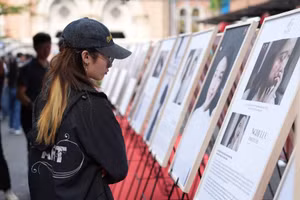 Triển lãm ảnh "Ô cửa và bầu trời" tại Đường sách TPHCM. (Ảnh: Cẩm Anh).