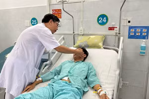  BS.CKII. Hồ Khánh Đức đang thăm khám và tư vấn cho người bệnh trước khi xuất viện. (Ảnh: BVCC)