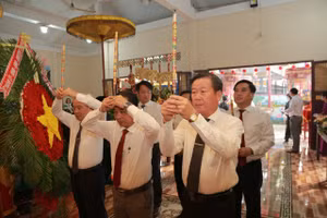 Lãnh đạo tỉnh Đồng Nai dâng hương lễ Quốc tổ Hùng Vương. (Ảnh: Phúc Minh).