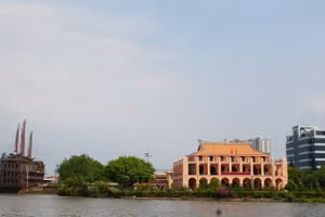 Bến Nhà Rồng nằm sát bờ sông Sài Gòn, nơi người thanh niên Nguyễn Tất Thành ra đi tìm đường cứu nước.