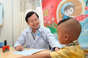 TS BS Nguyễn Huy Luân thăm khám và tư vấn tiêm chủng cho trẻ. Ảnh: (BVCC)