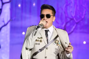 Ca sĩ Đàm Vĩnh Hưng đeo huy hiệu "lạ" diễn trong liveshow ngày 4/5.