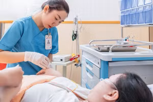 Điều dưỡng chăm sóc bệnh nhân điều trị tại Bệnh viện Đại học Y dược TPHCM. (Ảnh: BVCC)