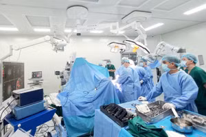 Bác sĩ đang mổ u não cho bệnh nhân bằng robot ứng dụng trí tuệ nhân tạo. (Ảnh: BVCC).