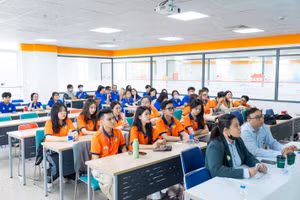 Các thí sinh trình bày ý tưởng thiết kế trước hội đồng. (Ảnh: ĐH HUTECH)