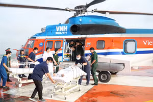 Trực thăng đưa bệnh nhân hạ cánh trên nóc Viện Chấn thương Chỉnh hình, Bệnh viện Quân y 175. (Ảnh: BVCC)