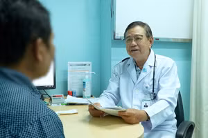 ThS.BS. Nguyễn Xuân Tuấn Anh khám cho người bệnh tăng huyết áp. (Ảnh: BVCC).