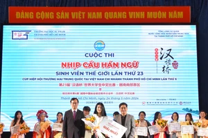 Nguyễn Thị Thanh Trúc, sinh viên ĐH Sư phạm TPHCM nhận giải nhất cuộc thi. (Ảnh: Cẩm Anh)