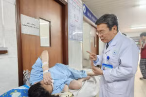 PGS.TS Nguyễn Bách, Trưởng khoa Thận nhân tạo, Bệnh viện Thống Nhất. (Ảnh: LP).