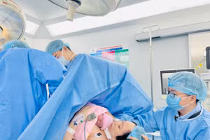 Bé gái sau sinh được da kề da với mẹ. Ảnh: (BVCC)