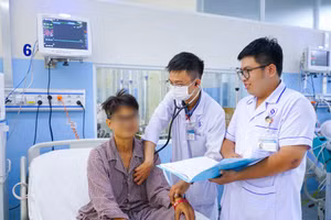 Bác sĩ thăm khám cho bệnh nhân. (Ảnh: BVCC)