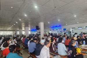 Bệnh nhân chờ khám tại Bệnh viện Ung bướu TPHCM cơ sở 2. (Ảnh: LP)