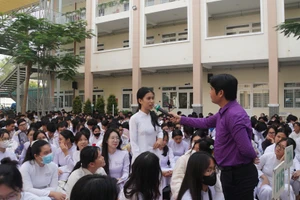 ThS Võ Minh Thành đặt câu hỏi cho nữ sinh Phương Anh về cách tìm kiếm đam mê của bản thân.