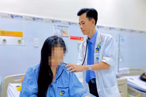 Bệnh nhân qua giai đoạn nguy hiểm đang được bác sĩ thăm khám. (Ảnh: BVCC).