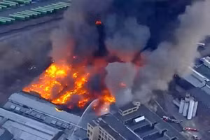 Clip vụ cháy kinh hoàng thiêu rụi kho đạn Mỹ định chuyển tới điểm nóng