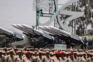 Houthi xuyên thủng phòng thủ Israel, đánh trúng tàu Mỹ trên Biển Đỏ