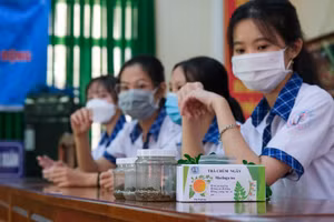 Hình ảnh sản phẩm trà thảo dược từ lá chùm ngây của học sinh Trường THPT Giai Xuân (TP Cần Thơ).