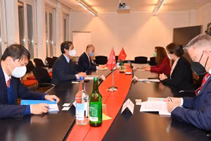Buổi làm việc của Bộ trưởng Nguyễn Kim Sơn và Quốc vụ khanh Martina Hirayama.