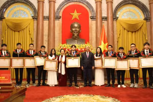 Chủ tịch nước Nguyễn Xuân Phúc và nguyên Phó chủ tịch nước Nguyễn Thị Doan tặng Huân chương Lao động và chụp ảnh lưu niệm cùng các em học sinh.