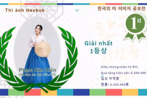 Thí sinh được giải bình chọn ở hạng mục thi vẽ tranh.