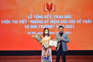 Tổng biên tập Báo Giáo dục và Thời đại, nhà báo Triệu Ngọc Lâm, trao giải Nhất.