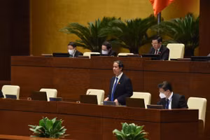 Bộ trưởng Nguyễn Kim Sơn trả lời chất vấn Quốc hội sáng 11/11. Ảnh: Nguyễn Khánh