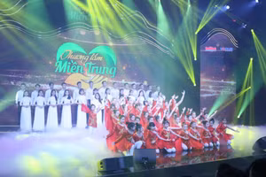 Tiết mục “Chung tấm lòng hướng về miền Trung” do tốp ca nam nữ và dàn hợp xướng Nhà hát Tuổi trẻ biểu diễn với múa minh họa của CLB Sao tuổi thơ.