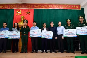 Chủ tịch HĐQT VietinBank Lê Đức Thọ và Thiếu tướng Phùng Quốc Tuấn - Phó Chính ủy BĐBP tặng quà cán bộ, chiến sĩ biên phòng tỉnh Quảng Bình.