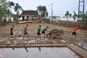 Các chiến sĩ của Tỉnh đội Quảng Bình đang dọn dẹp bùn đất, khắc phục ngôi nhà lưu niệm Đại tướng Võ Nguyên Giáp sau trận lũ. Ảnh: Zing.vn