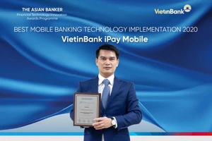 Ông Đàm Hồng Tiến - Giám đốc Khối Bán lẻ VietinBank nhận giải thưởng “Ứng dụng công nghệ ngân hàng trên điện thoại tốt nhất”.