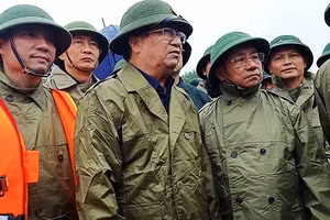 Phó thủ tướng Trịnh Đình Dũng kiểm tra tình hình lũ lụt.