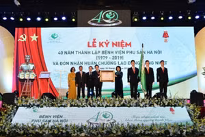 Bệnh viện Phụ sản Hà Nội đón nhận Huân chương lao động hạng Nhất.
