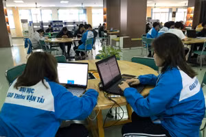 Học tập trong thư viện Trường Đại học Giao thông vận tải.