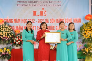 Bà Lê Thị Thanh Hà, Trưởng ban Tuyên giáo Tỉnh ủy trao Bằng công nhận trường đạt chuẩn quốc gia mức độ 2 cho Trường Mầm Non xã Nhân Mỹ .