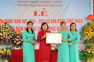 Bà Lê Thị Thanh Hà, Trưởng ban Tuyên giáo Tỉnh ủy trao Bằng công nhận trường đạt chuẩn quốc gia mức độ 2 cho Trường Mầm Non xã Nhân Mỹ .