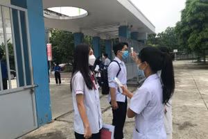 Kiểm tra thân nhiệt thí sinh trước khi vào khu vực thi