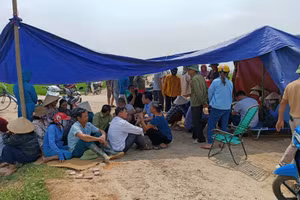 Người dân đã dựng lều 4 ngày qua để phản đối chính quyền cho máy múc san ủi, làm hỏng lúa. (Ảnh: NT).