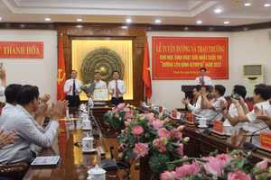 Tỉnh Thanh Hóa thưởng nóng cho nhà vô địch Lê Xuân Mạnh. Ảnh: LT.