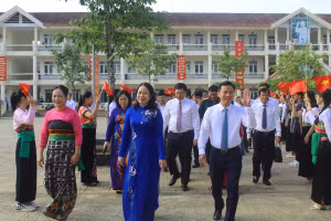 Phó Chủ tịch nước Võ Thị Ánh Xuân về dự khai giảng năm học 2023-2024 tại Trường THPT Dân tộc nội trú Ngọc Lặc (Thanh Hóa). Ảnh: LT.