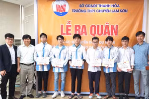 Thầy Nguyễn Thanh Sơn - Hiệu trưởng nhà trường (thứ 2 từ trái qua) cùng học sinh trong Lễ ra quân dự kì thi chọn học sinh THPT vào các đội tuyển quốc gia dự thi Olympic quốc tế và khu vực năm 2023.