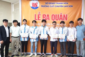 Thầy Nguyễn Thanh Sơn - Hiệu trưởng nhà trường (thứ 2 từ trái qua) cùng học sinh trong Lễ ra quân dự kì thi chọn học sinh THPT vào các đội tuyển quốc gia dự thi Olympic quốc tế và khu vực năm 2023.