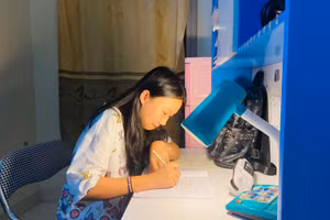 Nữ sinh Lê Huyền Trang (lớp 8A) trong giờ học bài. Ảnh: LT.