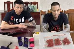 Lê Quang Huy (trái) và Trần Trọng Chiến cùng tang vật tại cơ quan công an. (Ảnh: CATH)