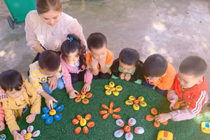 Cô và trò Trường Mầm non Điền Trung tăng cường Tiếng Việt qua đồ chơi ngoài trời.