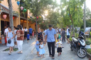 Chiều 1/9, rất đông người dân cùng người thân và bạn bè đổ về công viên Hội An (TP Thanh Hóa) trong ngày đầu nghỉ lễ. Ảnh: LT.