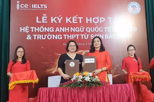 Lễ ký kết hợp tác giữa Hệ thống Anh ngữ quốc tế ICE IELTS và Trường THPT Từ Sơn. 