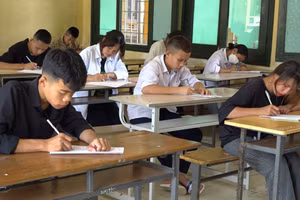 Thí sinh làm bài trong phòng thi. Ảnh: LT.